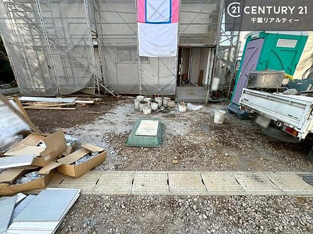 駐車スペースは2台分あります!セカンドカーはもちろん、バイクや自転車なども置き場所に困りません。