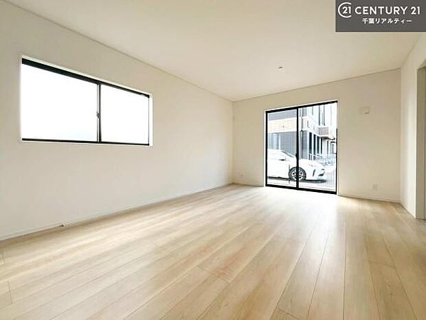 【同仕様】大きな窓からたっぷりの陽ざしが入る明るいリビング。開放感のあるリビングで家族団らんのくつろぎの時間を過ごせます!当日のご見学可能です!是非現地で陽当たりなどご体感くださいませ!