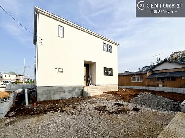 駐車スペースは2台分あります!セカンドカーはもちろん、バイクや自転車なども置き場所に困りません。