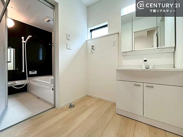 小窓付きの明るい洗面室です!湿気もすぐに入れ替えができて清潔に保つことができます!自然光が差し込むのでお化粧の仕上がりも良くなりますね!【同仕様】