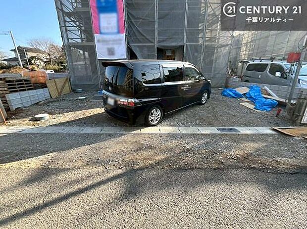 駐車スペースは3台分あります!セカンドカーはもちろん、バイクや自転車なども置き場所に困りません。