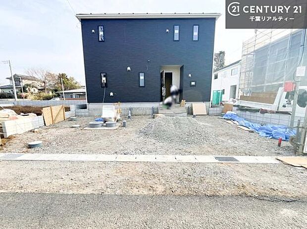 駐車スペースは3台分あります!セカンドカーはもちろん、バイクや自転車なども置き場所に困りません。