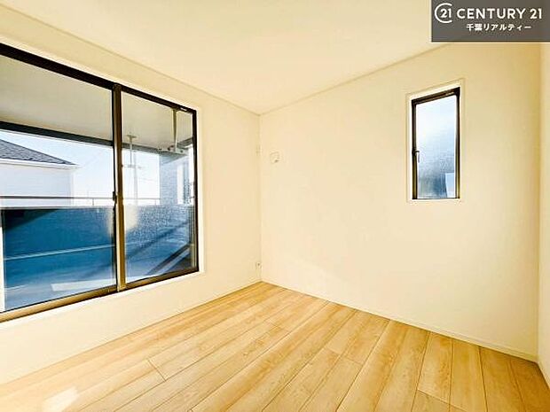 バルコニーに面している洋室です。明るく温もりがあり、換気もしっかりできます!収納スペースも充実しているので散らかったお部屋をサッと片付けられます!【同仕様】