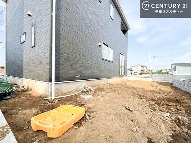 陽当たり良好なお庭です!晴れた日には青い空を見渡せる開放的な時間を楽しめます。ガーデニングや家庭菜園も楽しめます!