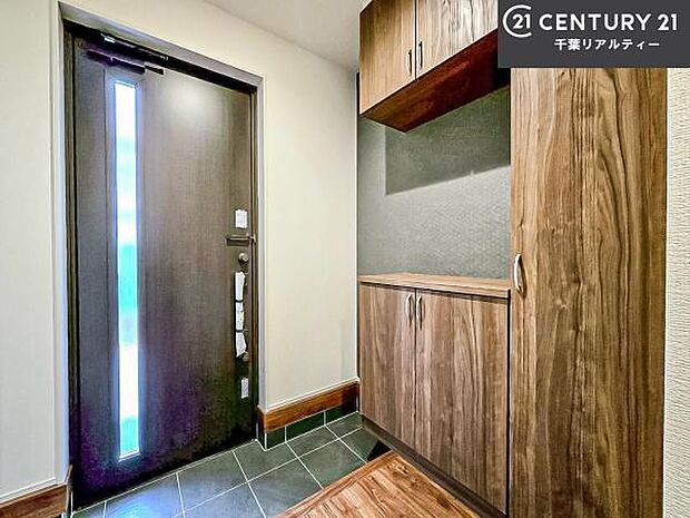 玄関のシューズボックスは、収納力良好で靴をすっきり整理できるだけでなく、上部を飾り棚として活用可能。お気に入りの小物やグリーンを置けば、来客を迎えるおしゃれな空間に仕上がります!