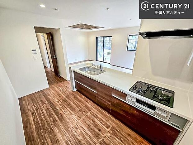 大人気の対面式システムキッチンを採用しています!ご家族のコミュニケーションが自然と増える設計です。お子様にも目が届くので嬉しいですね!広々使えて快適で作業が進みます。