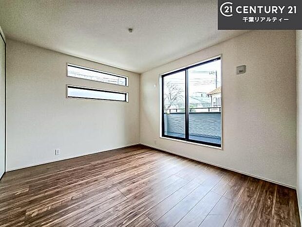 バルコニーに面している洋室です。明るく温もりがあり、換気もしっかりできます!朝起きて、外に出て背伸びをしつつ深呼吸をし良い朝を迎え入れることができます。