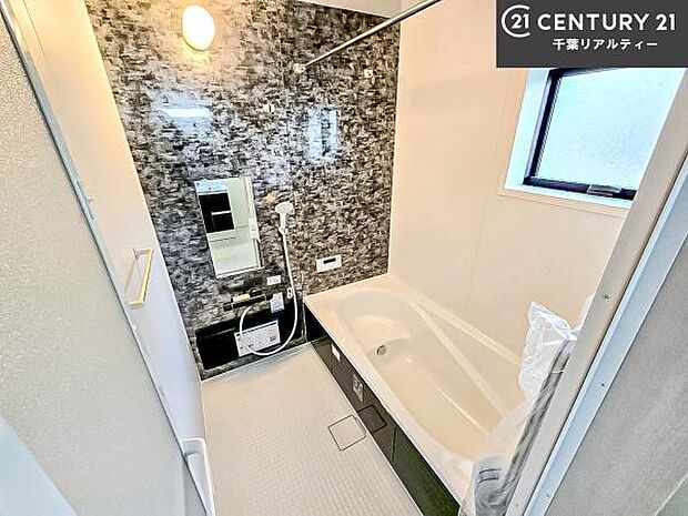 広々バスで一日の疲れをリフレッシュ。足が伸ばせるので、浴槽にもゆったりと浸かれますね!毎日のバスタイムが楽しみになります。