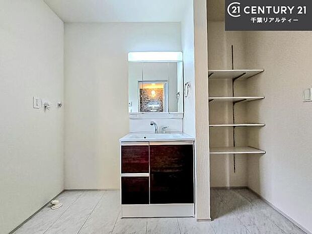 タオルなどをすっきりしまえる便利な収納棚付きの洗面所です。洗面台は三面鏡で鏡裏は収納スペースになっているため、化粧品や洗面用品も見やすく整理整頓が可能。生活感を抑えた、清潔感あふれる空間を保てます。