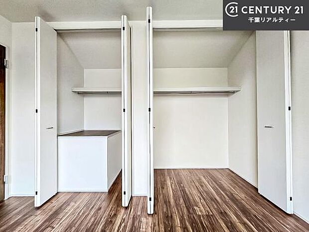 住空間をすっきり使うためには必須ポイントの収納スペースですよね。是非現地でご確認ください!