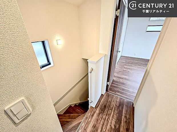 階段は明るく手摺りもついています!お子様やご年配の方も安心してご利用頂けますね!