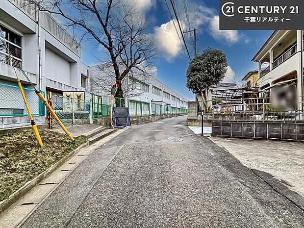 前面道路4.5m!陽当り良好な立地です。車庫入れが苦手な方も安心ですね。