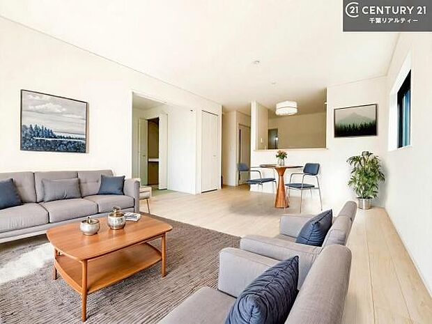 家具はCGパースです。開放感のある広々LDK!ソファーやダイニングテーブルを置いても窮屈にならないので快適に過ごせます!コミュニケーションが取りやすいリビングです!