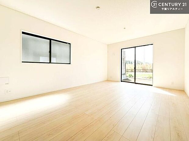 大きな窓からたっぷりの陽ざしが入る明るいリビング。開放感のあるリビングで家族団らんのくつろぎの時間を過ごせます!