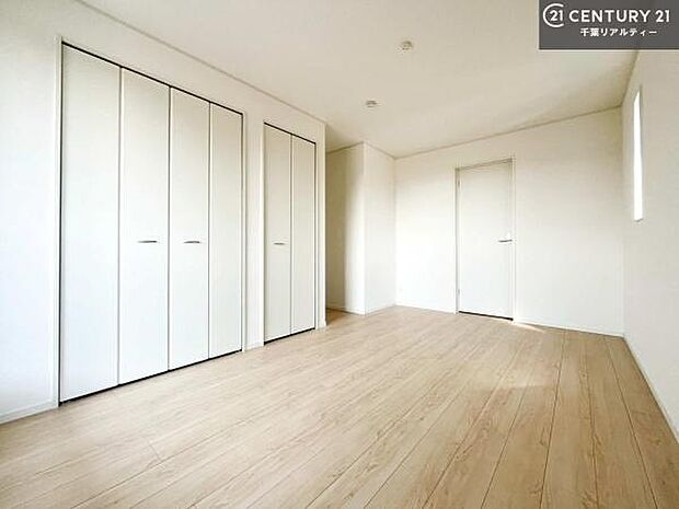 収納スペースがしっかり確保されているため、おもちゃや学用品もサッと片付き、いつでもスッキリ。綺麗な空間が保てます!