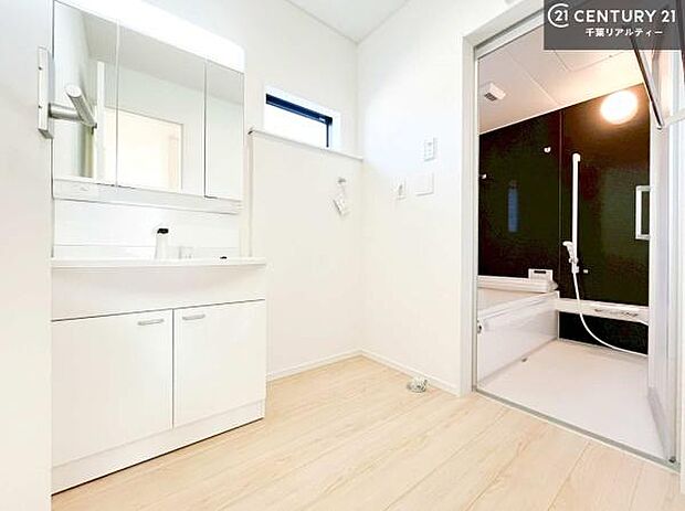 小窓付きの明るい洗面室です!湿気もすぐに入れ替えができて清潔に保つことができます!自然光が差し込むのでお化粧の仕上がりも良くなりますね!