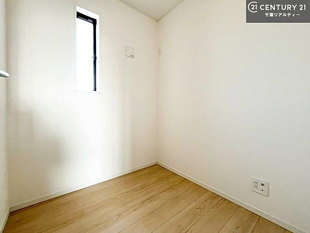 2階には小窓付きのテレワークルームあり!趣味の空間としても活用できます。