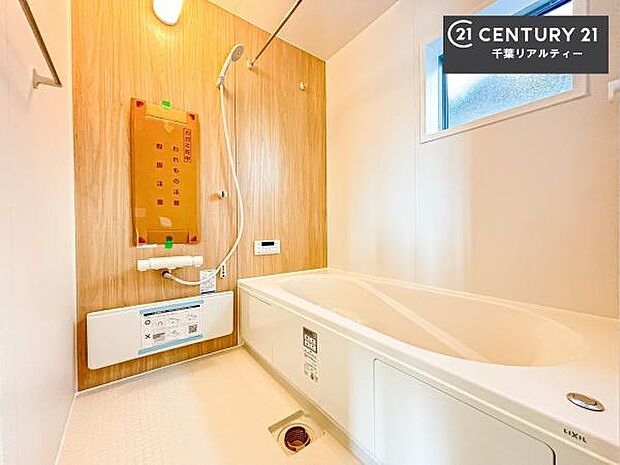 落ち着きある大人の雰囲気のバスルームは、味が出ていてバスタイムが充実!お仕事頑張っているご褒美にお好みの匂いの入浴剤を入れて、楽しんでみてはいかがでしょうか?