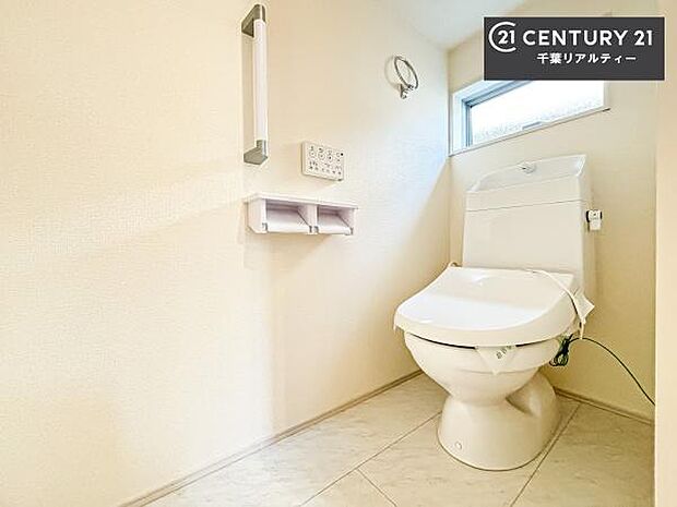 1・2階にトイレがございます!朝の忙しい時間帯も待たずにすみそうですね。白を基調とした清潔感のあるトイレでお手入れがしやすいです!