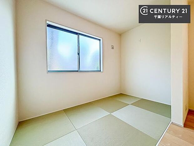 リビングと隣接した和室です!家事の休憩スペースやキッズスペースとして活用するのもよさそうですね!和室の使い方は無限大!