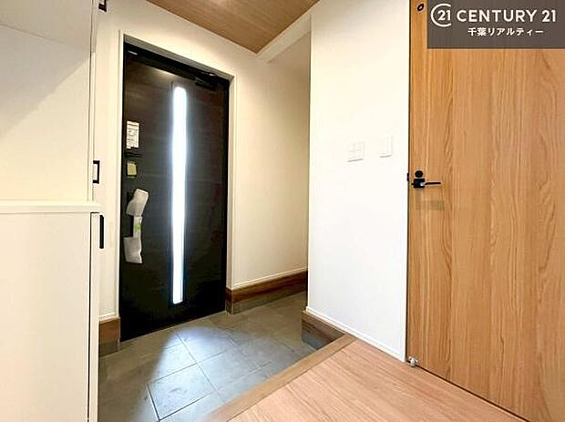 疲れて帰ってきても、ただいま!を言いたくなる、優しく迎え入れてくれる空間になっています。明るく温もり溢れる玄関です!