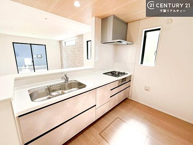 大人気の対面式システムキッチンを採用しています!ご家族のコミュニケーションが自然と増える設計です。お子様にも目が届くので嬉しいですね!広々使えて快適で作業が進みます。