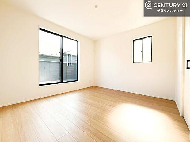 バルコニーに面した洋室は、やわらかな朝日が差し込む心地よい空間。爽やかな光に包まれて気持ちよく目覚められるため、寝室に最適なお部屋です。朝の換気やお布団干しも快適に行えます。