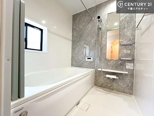 落ち着きある大人の雰囲気のバスルームは、味が出ていてバスタイムが充実!お仕事頑張っているご褒美にお好みの匂いの入浴剤を入れて、楽しんでみてはいかがでしょうか?