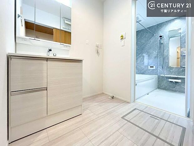 三面鏡仕様の洗面所は、身だしなみがしやすい造り!裏は収納になっています。ドライヤーやお化粧道具を片付けられるので洗面台周りをスッキリと見せることが出来ます!