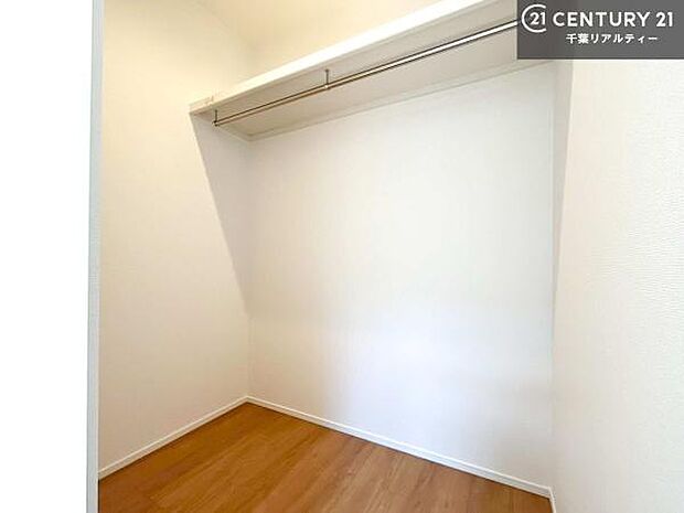 ウォークインクローゼット付きです。たくさんのお洋服などを収納しておけそうですね!他にも扇風機や加湿器など季節物の大きな家電も収納できます!