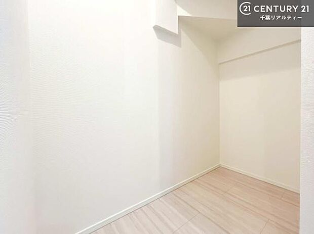 洗面所の横には、リネン庫付き!ラックを入れておけばタオルや日用品の収納もできて取り出しが便利!