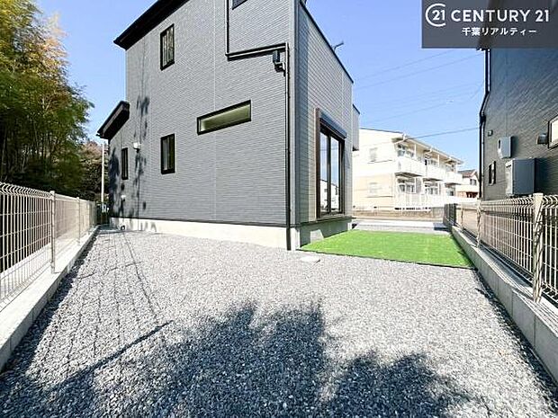 ちょっとしたお庭スぺースが付いています!ガーデニングも楽しめそうですね。