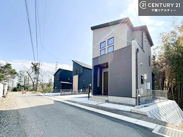 周辺環境や、お客様のご希望に合った物件も一緒にご案内を致します。住宅ローンアドバイザーによるご相談も承ります。当社はお問い合わせに即対応します!お待たせしません!