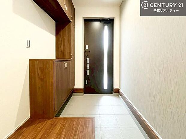 シューズボックス付き。玄関が片付きお掃除がしやすいです!スッキリした玄関で戸を開けた瞬間、清潔感のある心地いい空間が出迎えてくれます。