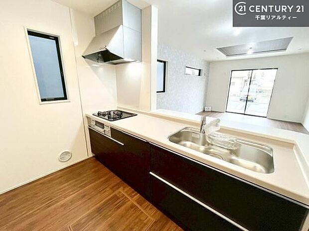 大人気の対面式システムキッチンを採用しています!ご家族のコミュニケーションが自然と増える設計です。お子様にも目が届くので嬉しいですね!広々使えて快適で作業が進みます。