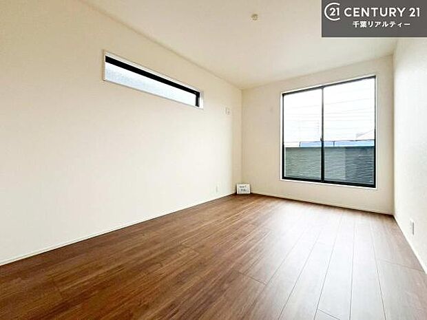 2面採光を確保した明るい室内は、風通しも良く、明るく大変居心地の良い空間となっております。リラックスして過ごせる心地の良いお部屋です!