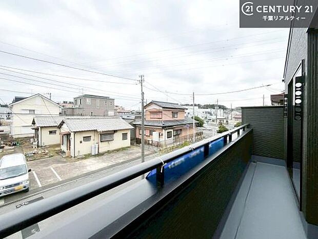 晴れた日には青い空を見渡せる開放的な時間を楽しめます。気持ちの良い風が通り抜ける街並みです!緑が映える眺望で癒されますね!