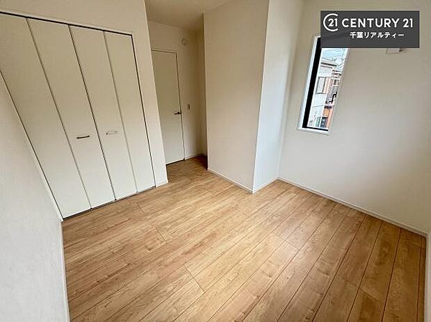 収納スペースがしっかり確保されているため、おもちゃや学用品もサッと片付き、いつでもスッキリ。綺麗な空間が保てます!