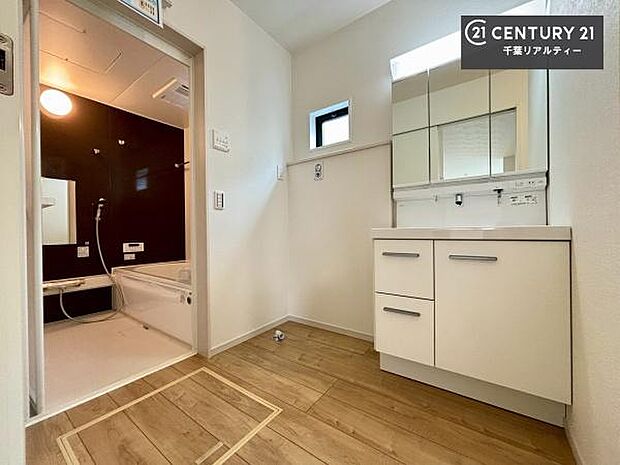 三面鏡仕様の洗面所は、身だしなみがしやすい造り!裏は収納になっています。ドライヤーやお化粧道具を片付けられるので洗面台周りをスッキリと見せることが出来ます!