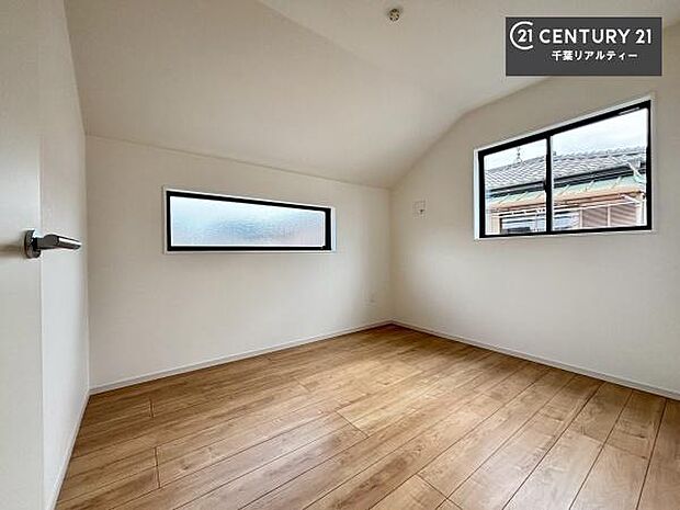 2面採光を確保した明るい室内は、風通しも良く、明るく大変居心地の良い空間となっております。リラックスして過ごせる心地の良いお部屋です!