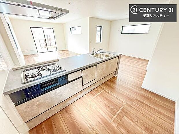 大人気の対面式システムキッチンを採用しています!ご家族のコミュニケーションが自然と増える設計です。お子様にも目が届くので嬉しいですね!広々使えて快適で作業が進みます。