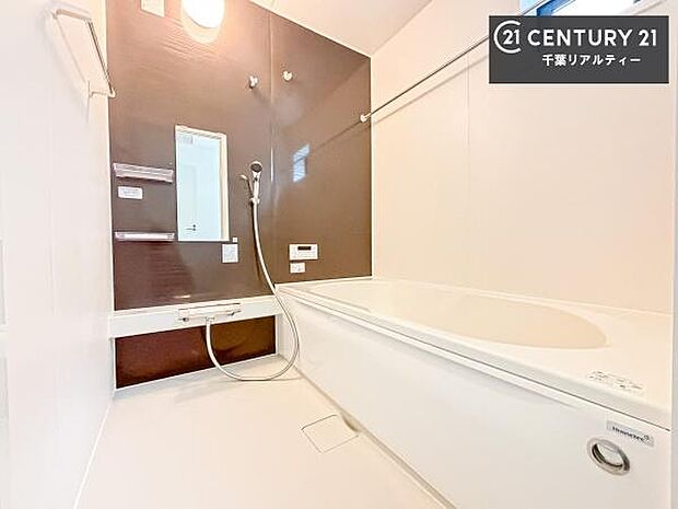 落ち着きある大人の雰囲気のバスルームは、味が出ていてバスタイムが充実!お仕事頑張っているご褒美にお好みの匂いの入浴剤を入れて、楽しんでみてはいかがでしょうか?