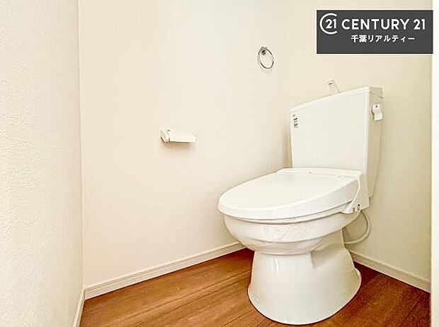 1・2階にトイレがございます!朝の忙しい時間帯も待たずにすみそうですね。白を基調とした清潔感のあるトイレでお手入れがしやすいです!