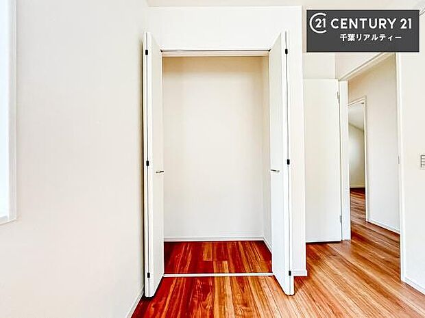 住空間をすっきり使うためには必須ポイントの収納スペースですよね。是非現地でご確認ください!