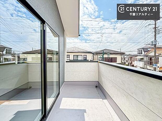 広々としているバルコニーです!お洗濯物を干すのはもちろん風に当たりながらくつろぎタイムが送れます!