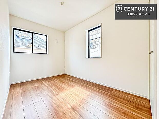 2面採光を確保した明るい室内は、風通しも良く、明るく大変居心地の良い空間となっております。リラックスして過ごせる心地の良いお部屋です!