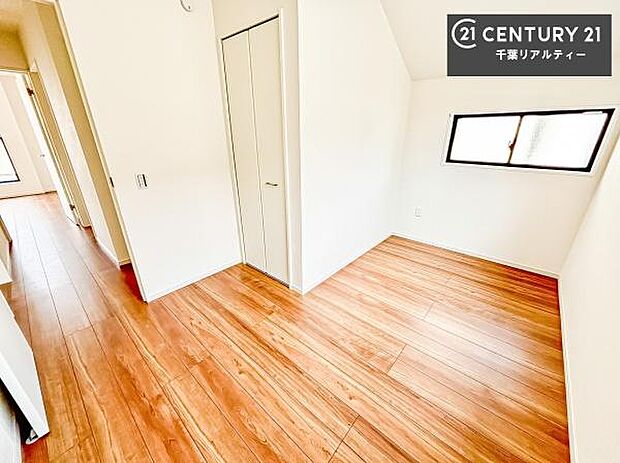 シンプルにデザインされているため、家具を選びません!お気に入りの家具を置いてくつろげる空間を作ることができます。