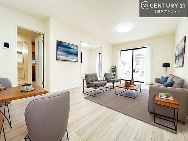 家具はCGパースです。大切な家族が集まるからこそLDKにはこだわりたい。子供たちが元気に笑いながら走り回っている姿を見た時が「広い家にして良かった」と思う瞬間です。