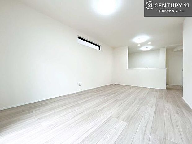 開放感のある広々LDK!ソファーやダイニングテーブルを置いても窮屈にならないので快適に過ごせます!コミュニケーションが取りやすいリビングです!