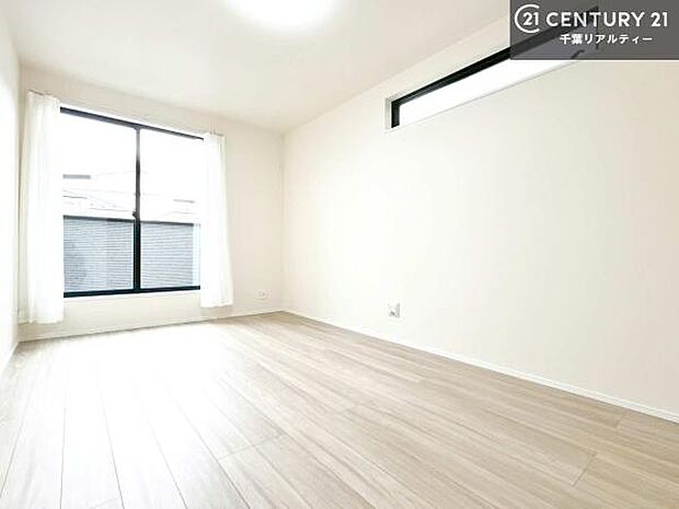 バルコニーへ面した洋室なので天気のいい日はバルコニーへ出てリフレッシュするのもいいですね!充実したプライベートタイムが送れる洋室!陽当たり、風通し良好です。